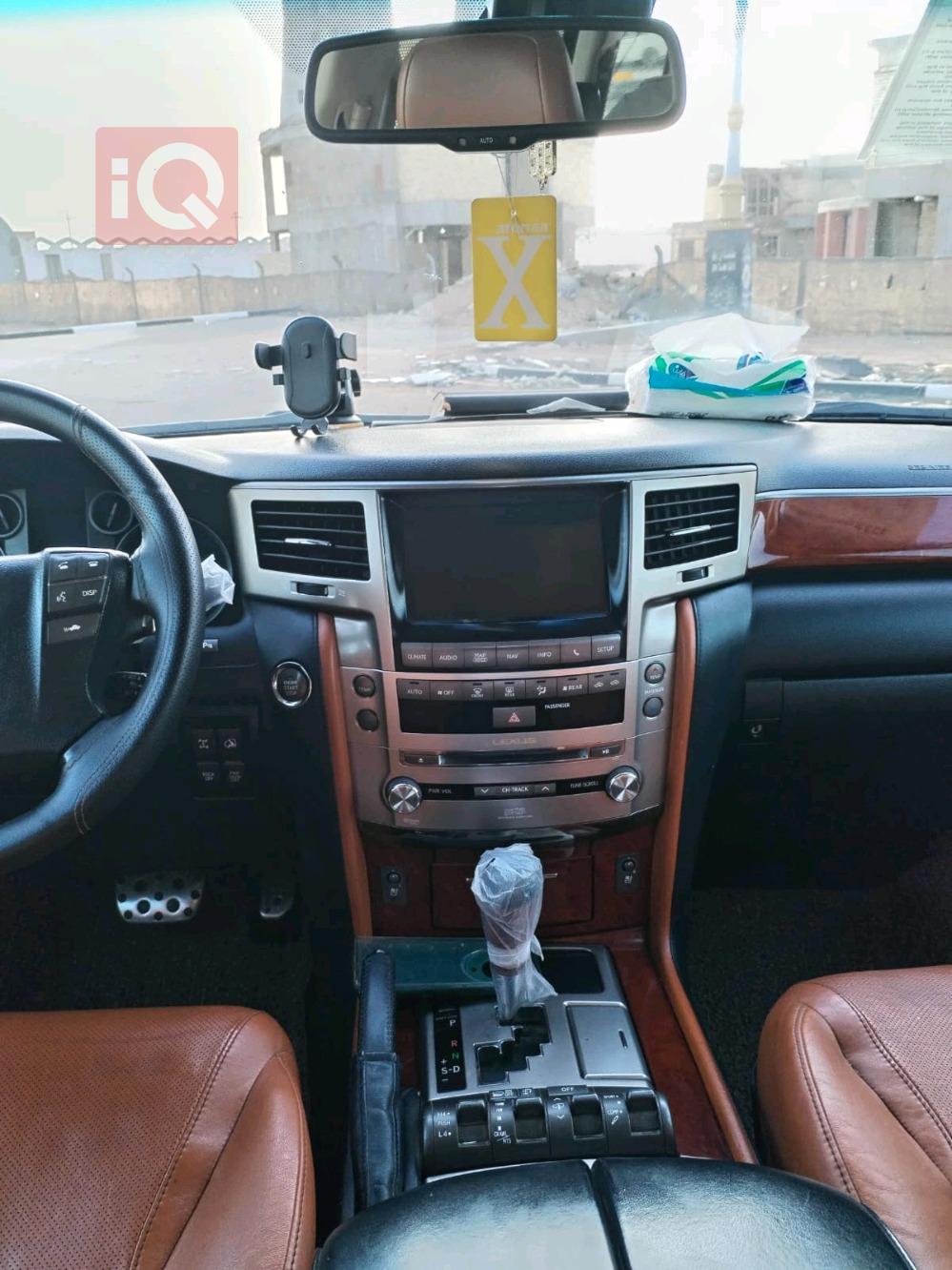 لێکزس LX